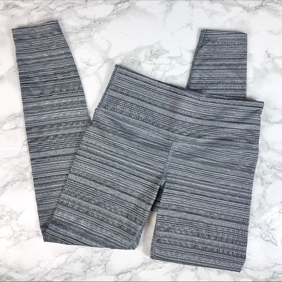 Athleta Pants - Athleta Chaturanga Jacquard 7/8 Leggings XS